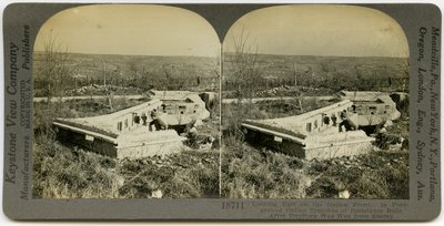 Uniformierter Mann hinter Betonverschanzungen auf einem offenen Feld von Keystone View Company